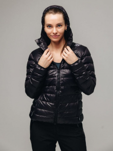Куртка NONAME LIGHT PUFFY JACKET 22 WOS BLACK, пуховик, черн., женск. 2001214-0001 (р.М)